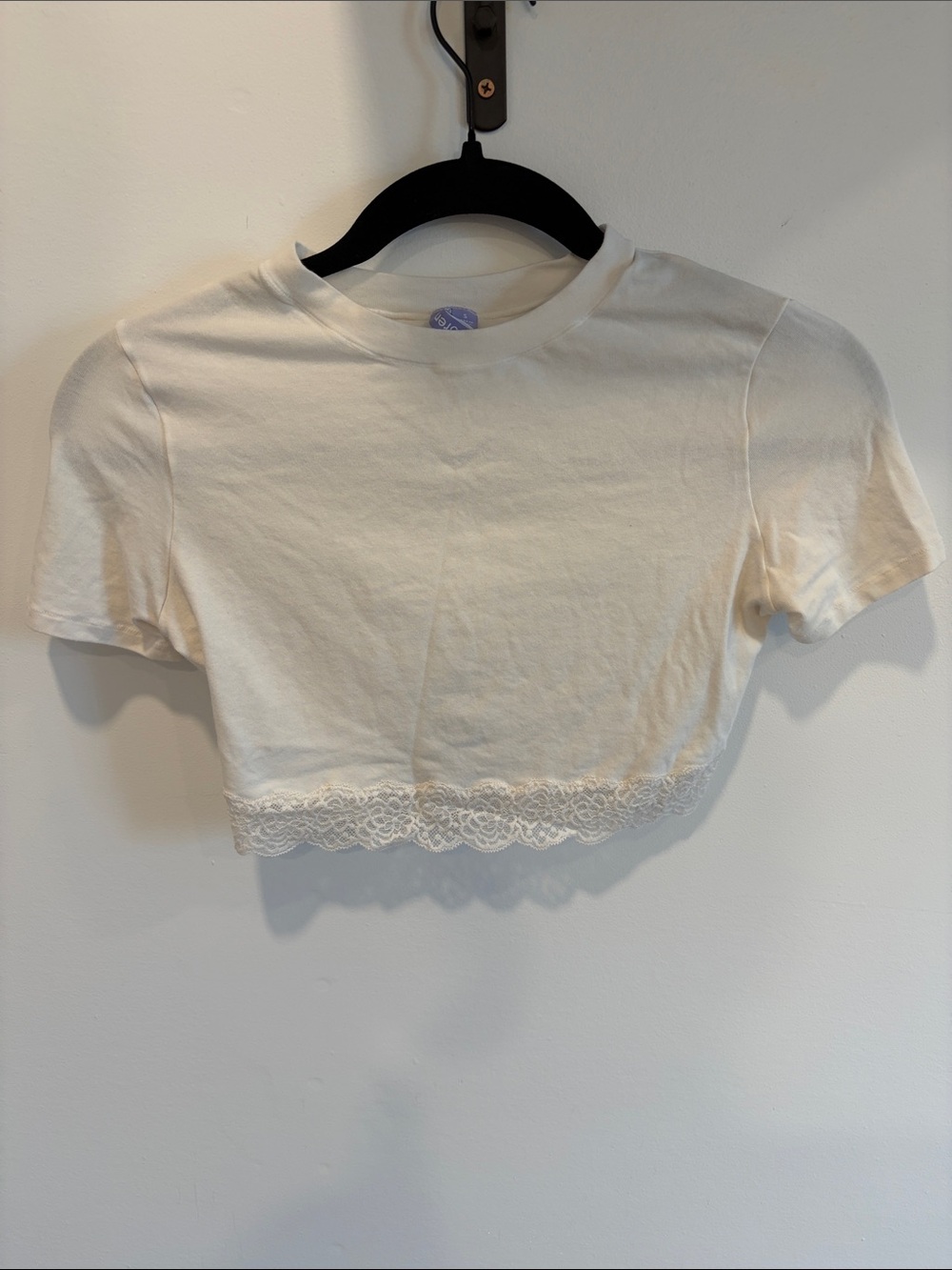 Women's Lace-Hem Cropped Tee in white
